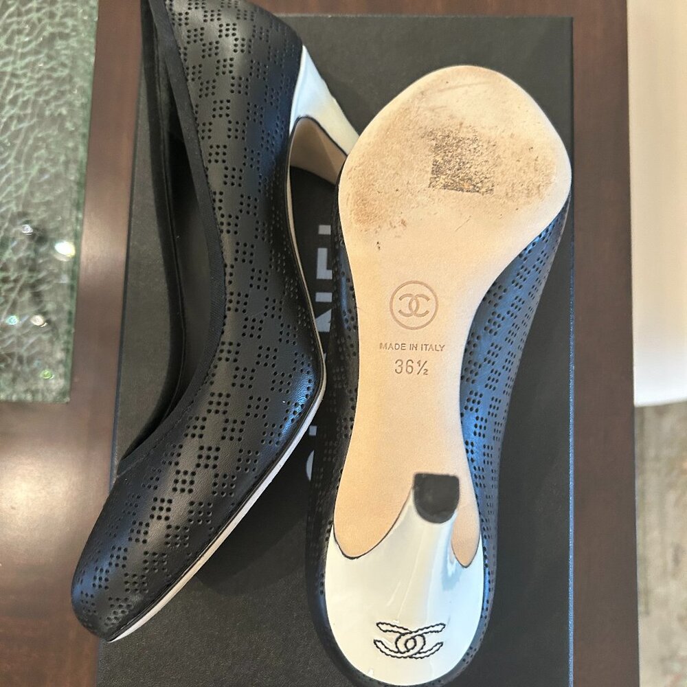 CHANEL pumps